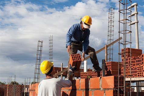 Se tiver ocorrendo obras na residência sempre é bom estar atento a equipamentos como lonas, carrinhos de mão, betoneiras para não acumularem água. 